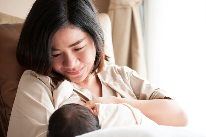 모유 수유 중인 엄마가 변비를 경험합니다. 원인 6가지