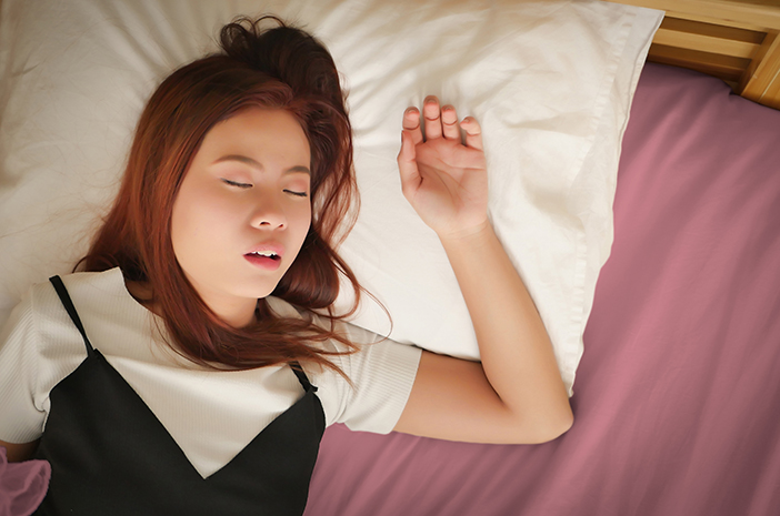 수면 중 잦은 코골이는 수면 무호흡증의 징후입니다.
