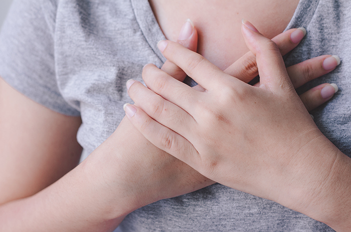 Iznenadni bol u prsima kod žena, što ga uzrokuje?