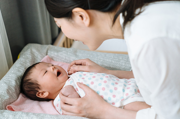 아기가 소리에 반응하는 적절한 시기는 언제인가요?