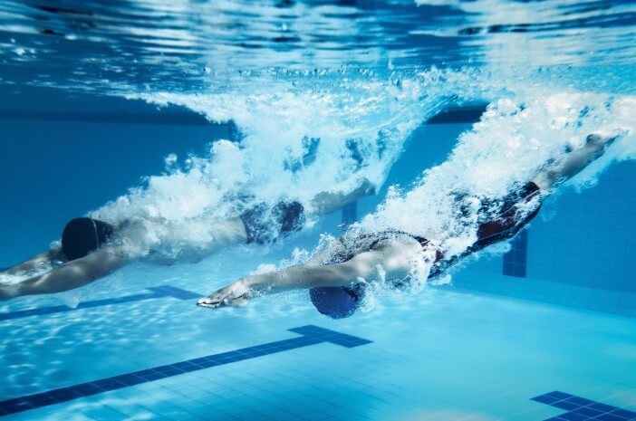 신화 또는 사실, 부지런한 수영이 몸을 키울 수 있습니까?