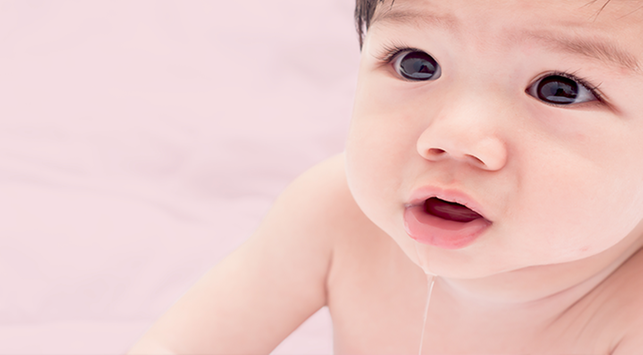 아기가 물을 많이 흘리는 3가지 원인과 극복 방법