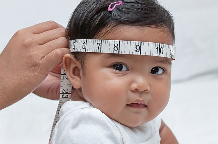 아기의 머리 둘레를 올바르게 측정하는 방법