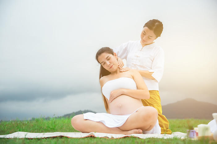 Madre, conozca 5 preparativos antes de realizar un masaje prenatal