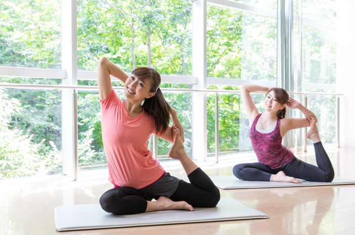 Diese 4 Yoga-Bewegungen können Knieschmerzen lindern