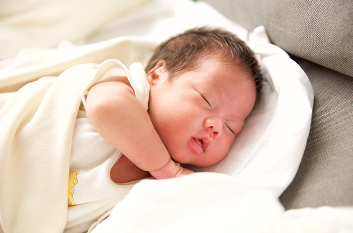 아기가 낮에 더 오래 자는 것이 정상입니까?