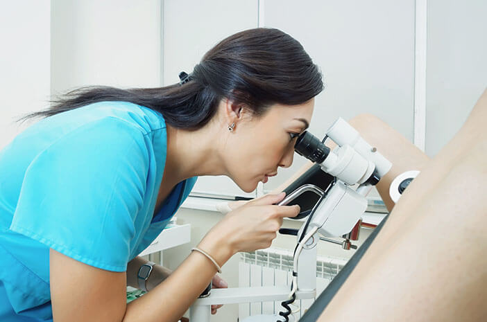 질확대경 검사와 자궁경부 생검, 차이점은 무엇입니까?
